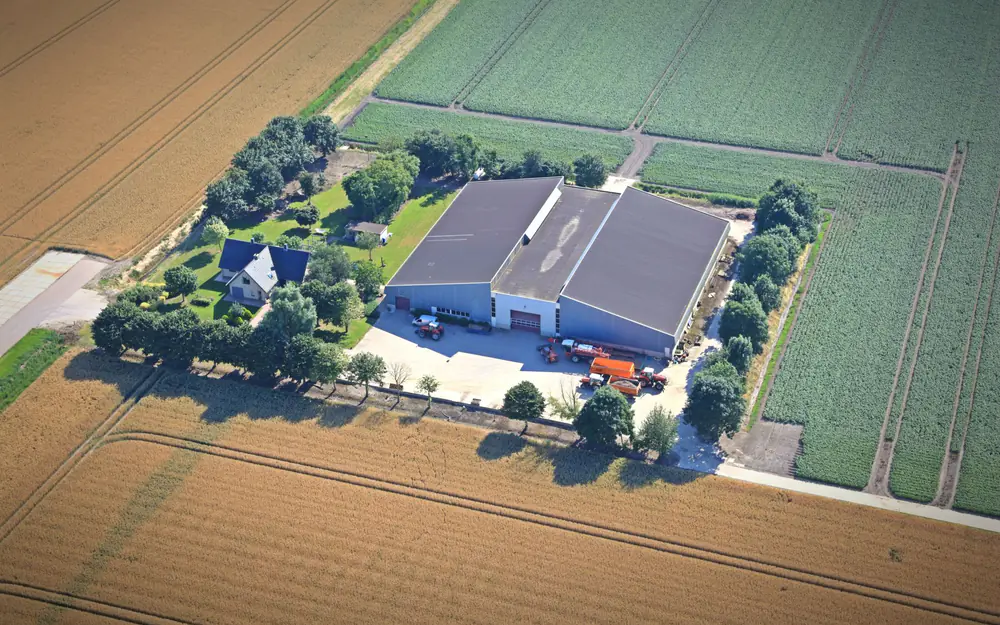 De boerderij van Friet van Beus in Zeewolde vanuit de lucht