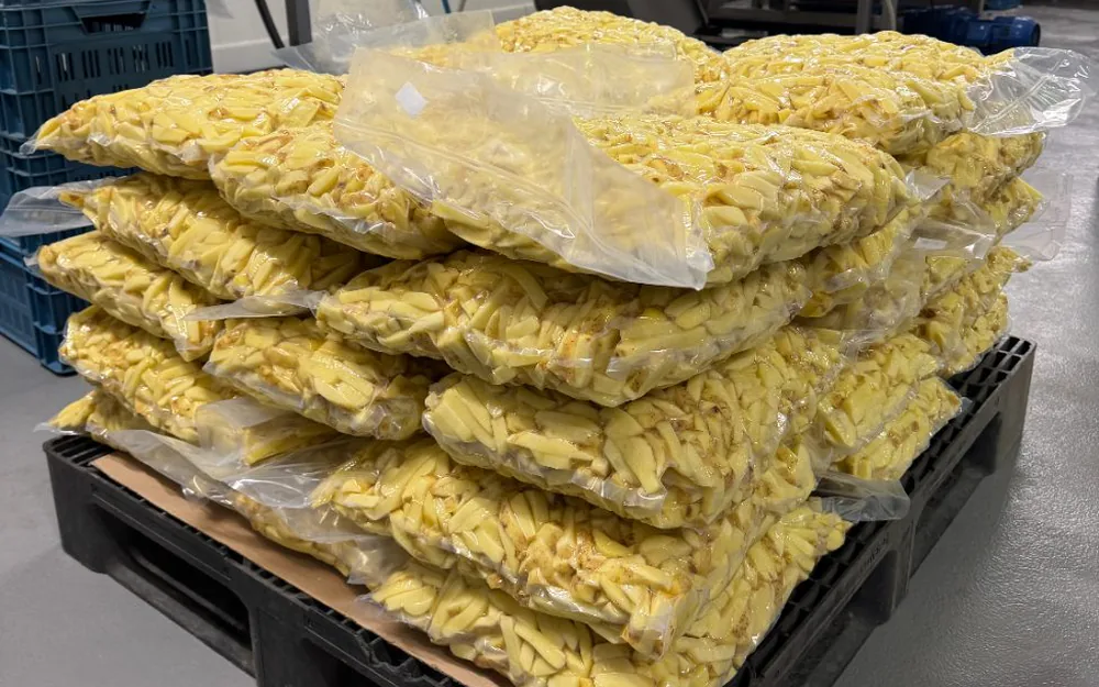 Pallet met vacuüm verpakte verse friet in de productieruimte