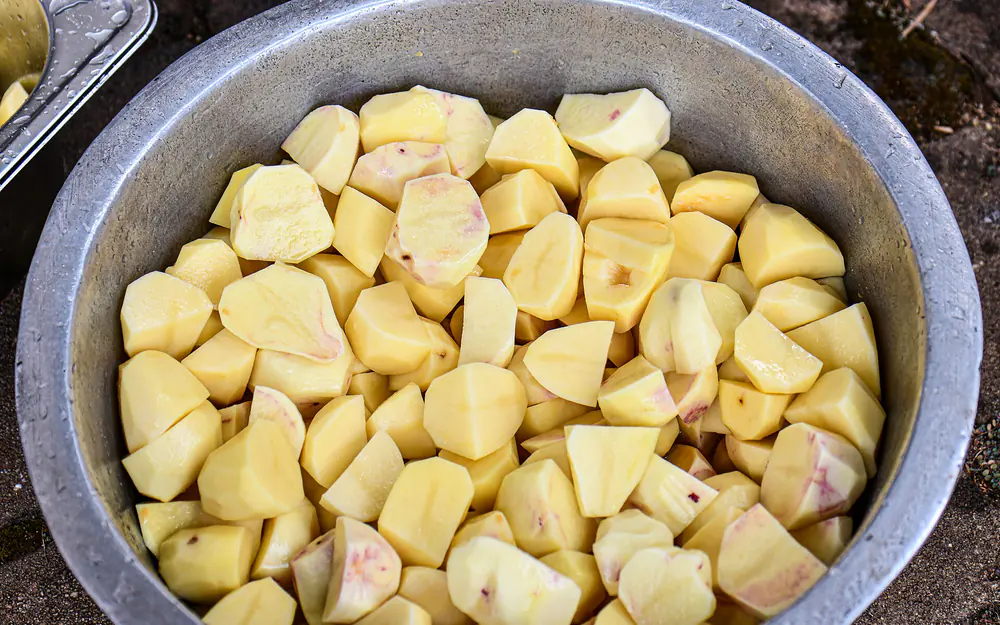 Schalen mit geschälten Kartoffeln