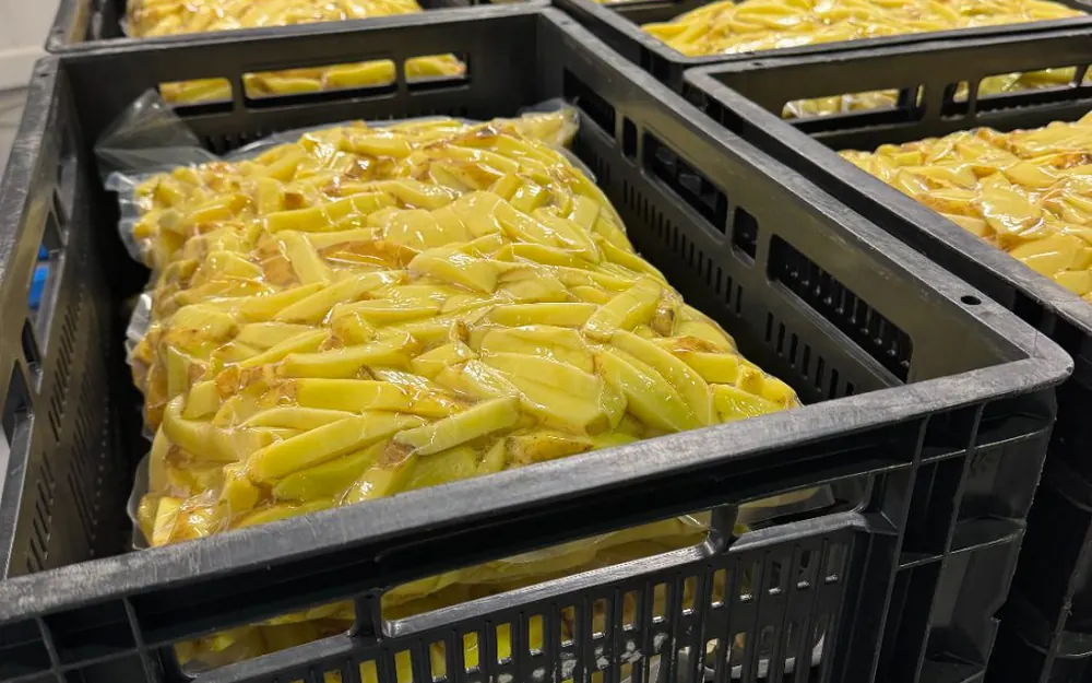 Kratten met vers gesneden friet