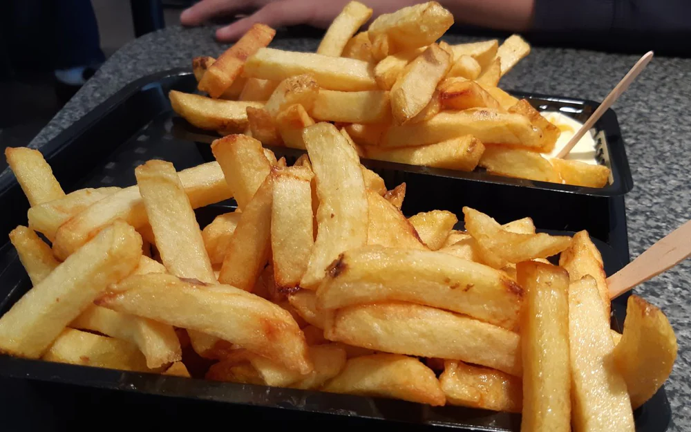 Zwei Schalen frische Pommes mit Mayonnaise