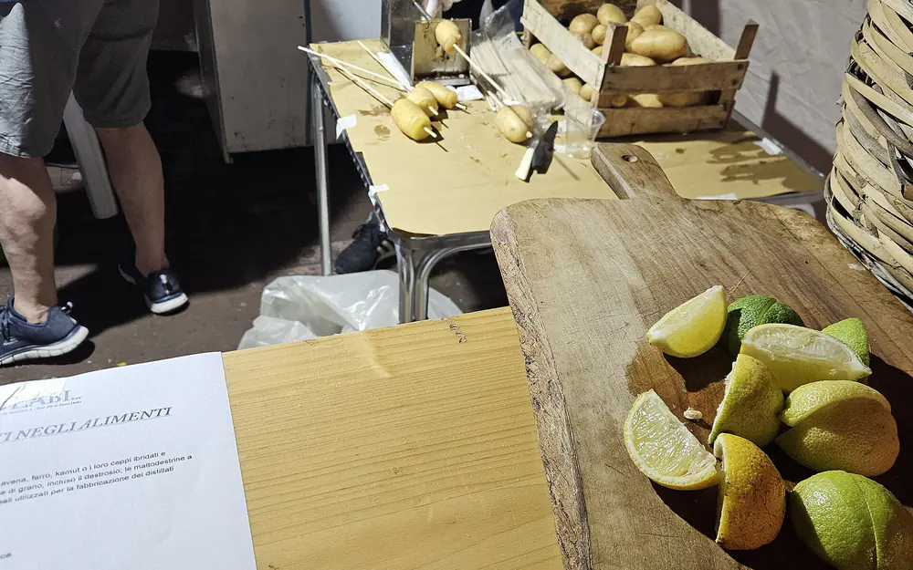 Aardappelen snijden in de keuken