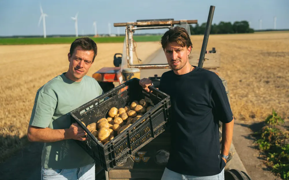 Thijs en Joost van Beusichem met een kist aardappelen