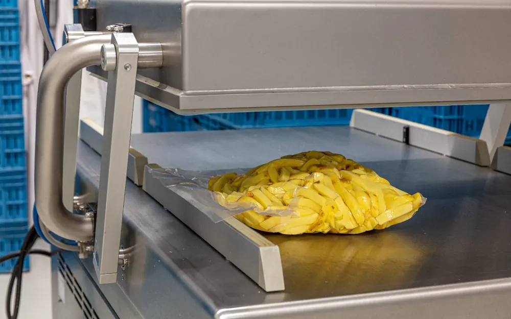 Freshly cut chips vacuum-packed per 10 kg